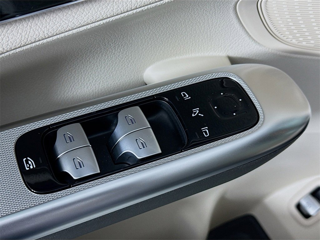 Used 2025 Mercedes-Benz GLC 300 4MATIC image 17