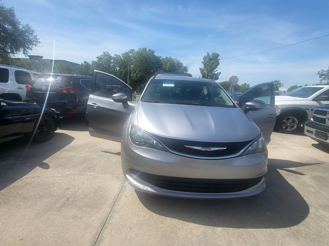 Used 2017 Chrysler Pacifica Touring w/ Tire & Wheel Group FWD image 90