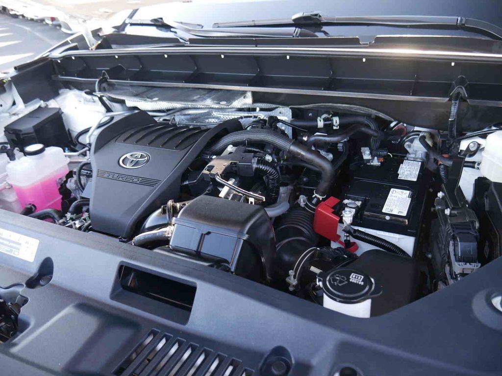 Used 2024 Toyota Highlander LE image 9