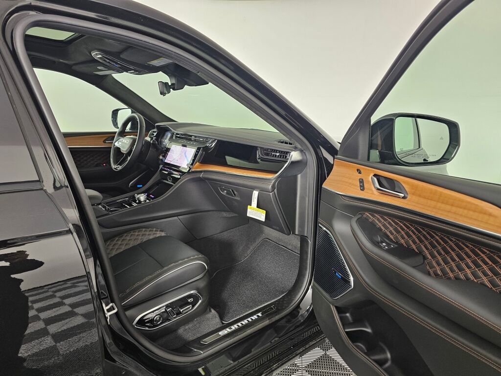 New 2026 Jeep Grand Cherokee Summit w/ Obsidian Package AWD/4WD image 37