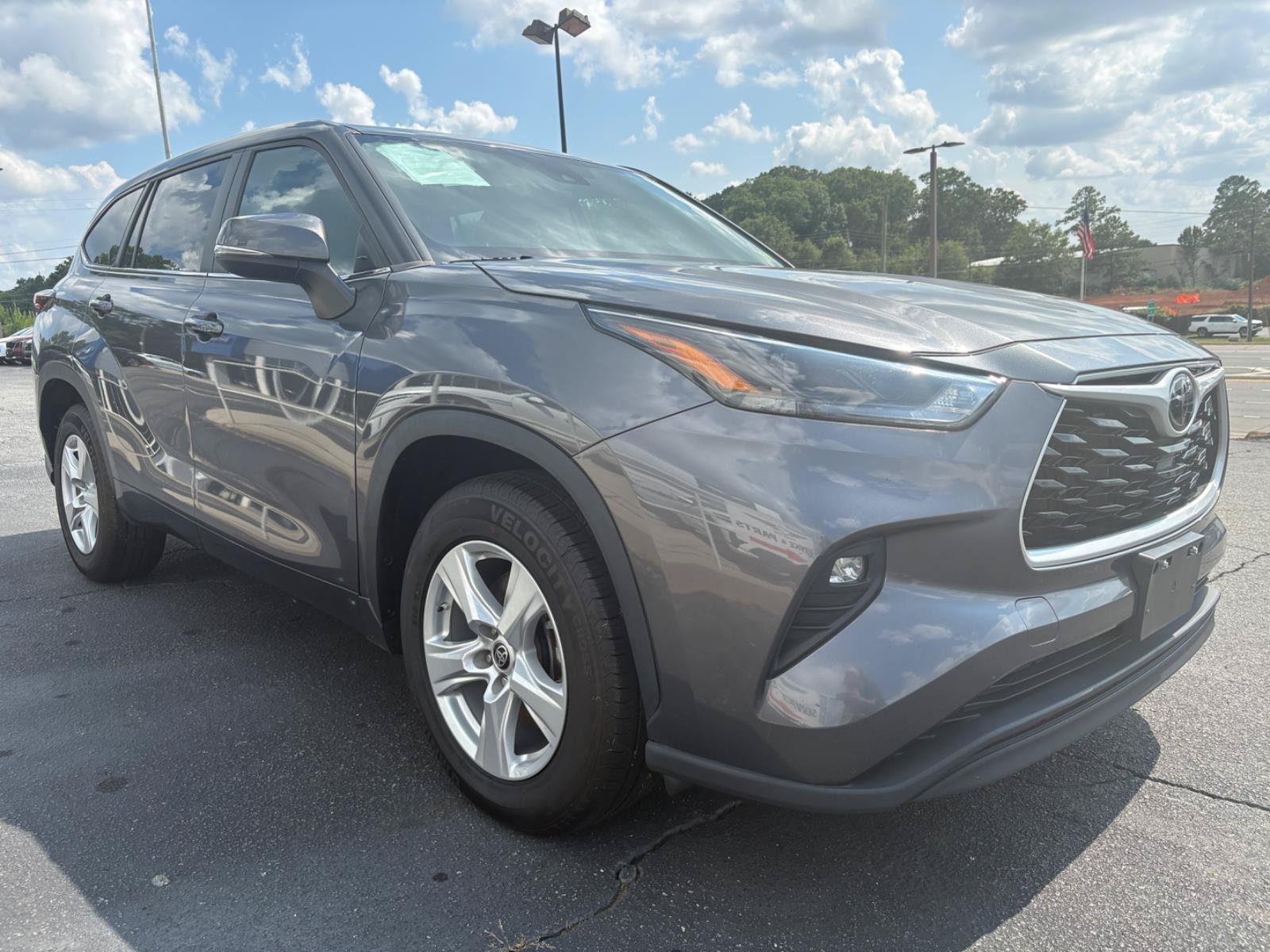 Used 2024 Toyota Highlander LE FWD image 3