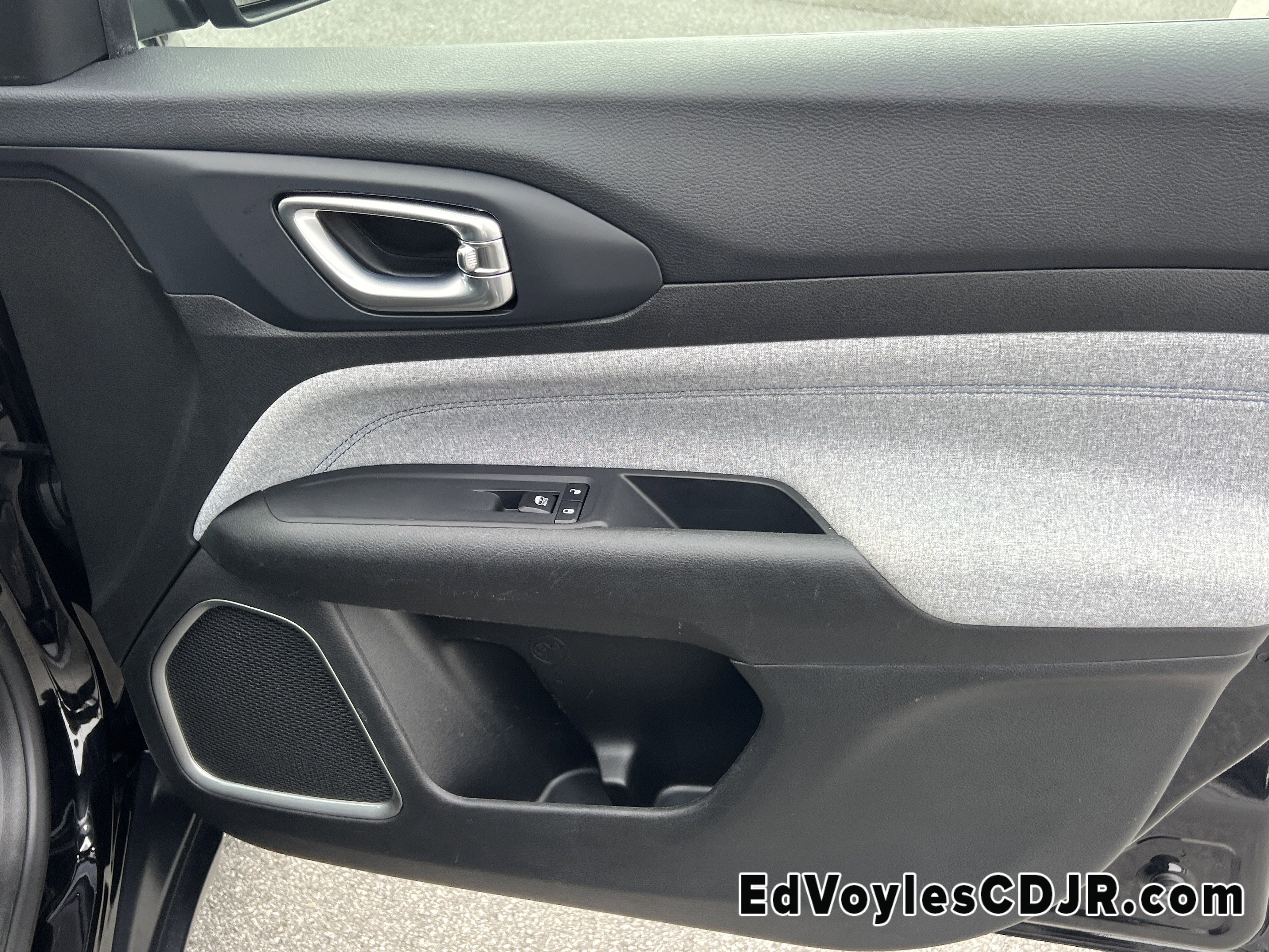 Used 2023 Jeep Compass Sport image 17