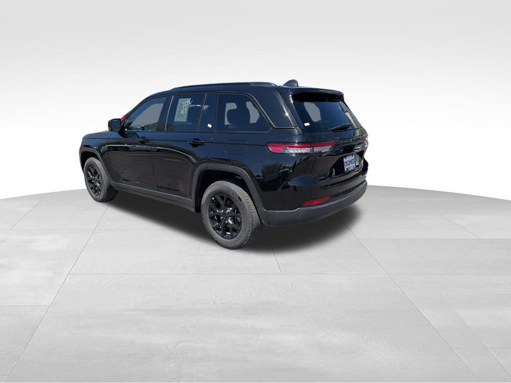 Used 2025 Jeep Grand Cherokee Altitude AWD/4WD image 8