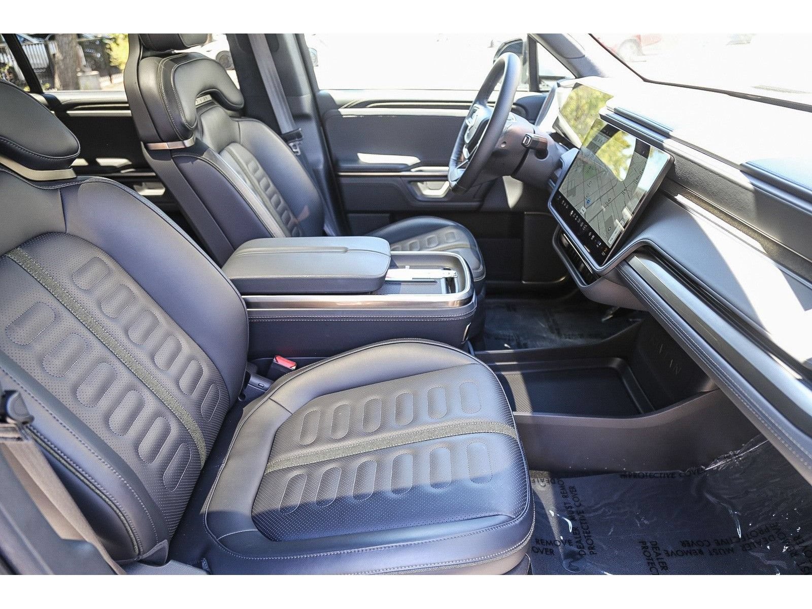 Used 2025 Rivian R1S Adventure AWD/4WD image 15