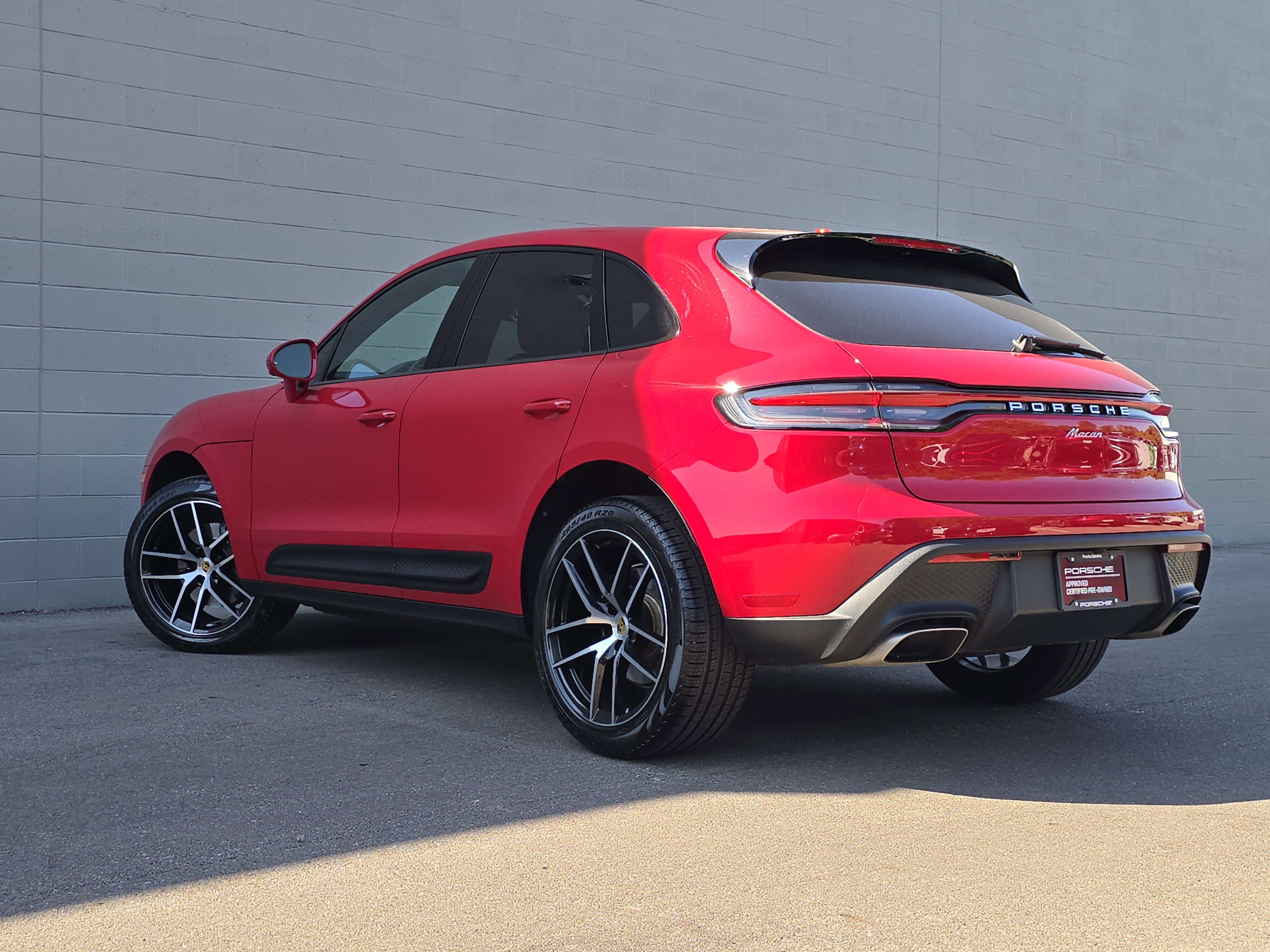 Certified 2025 Porsche Macan image 3