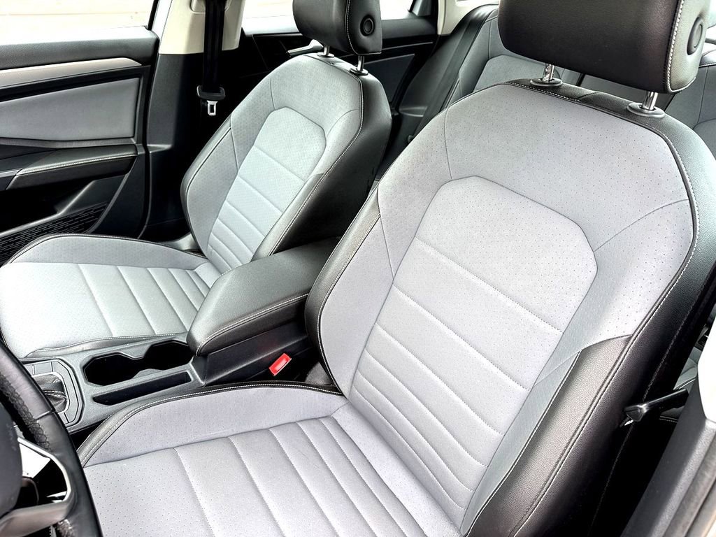 Used 2025 Volkswagen Jetta SE FWD image 13