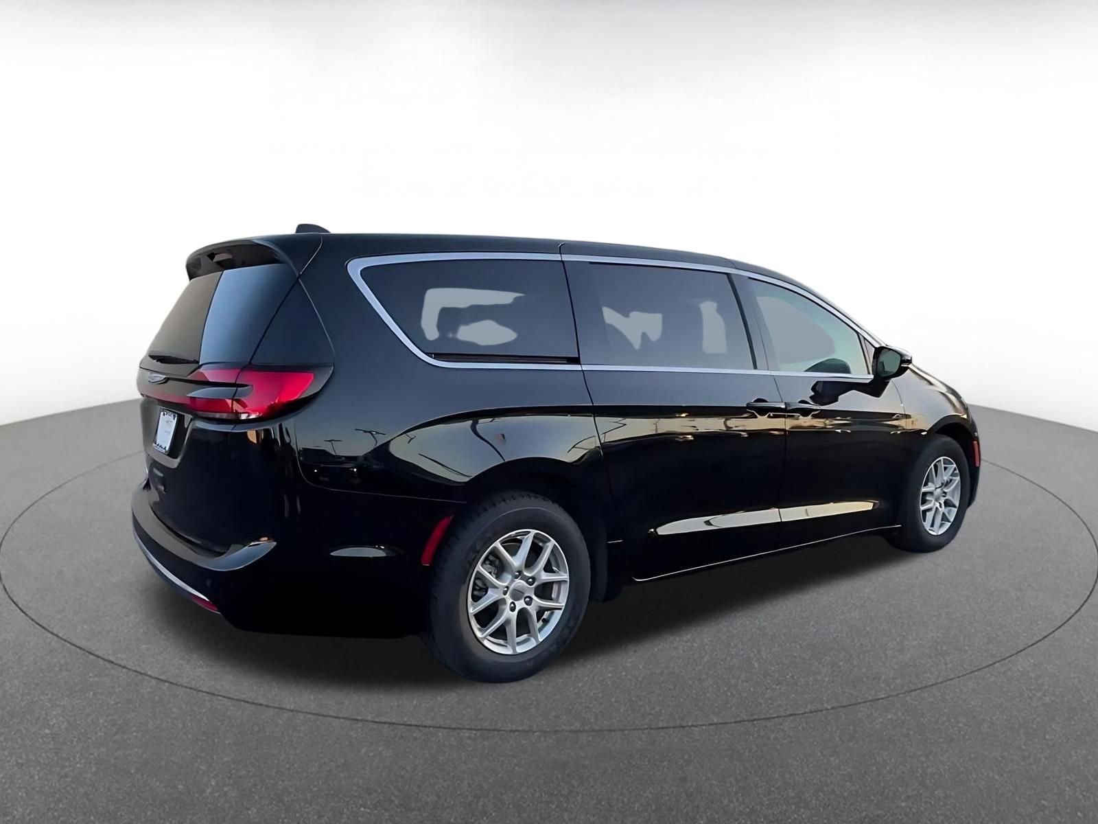 Used 2024 Chrysler Pacifica Touring-L image 14