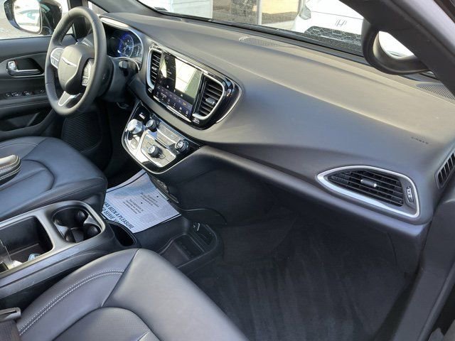Used 2025 Chrysler Pacifica Select image 19