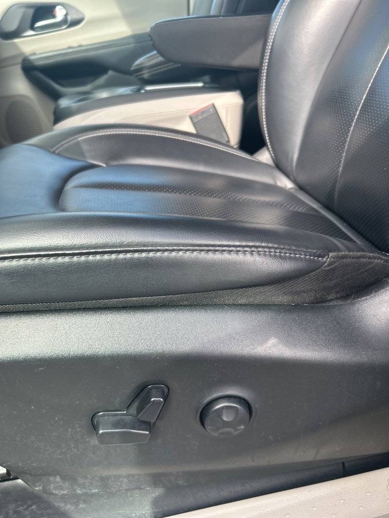 Used 2023 Chrysler Pacifica Touring-L FWD image 25
