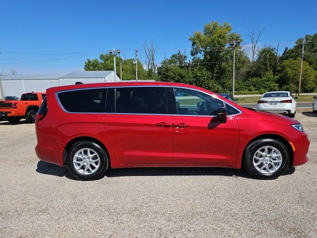 New 2026 Chrysler Pacifica Select image 6