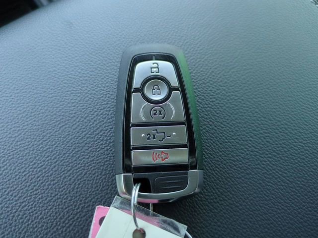 New 2026 Ford F250 Lariat w/ Black Appearance Package image 31