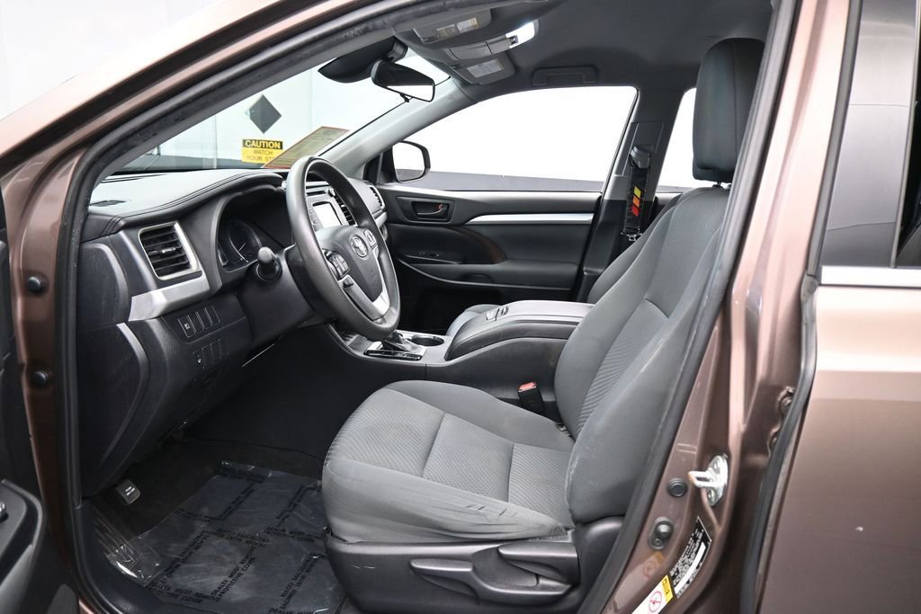 Used 2019 Toyota Highlander LE FWD image 11
