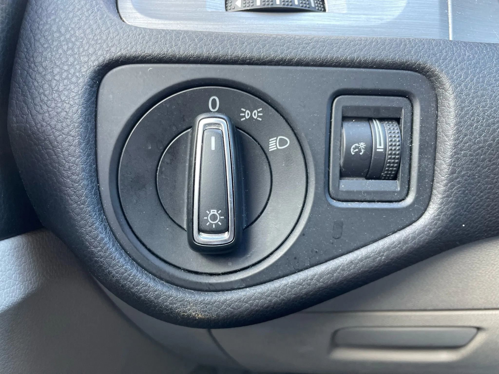 Used 2016 Volkswagen Golf S image 26