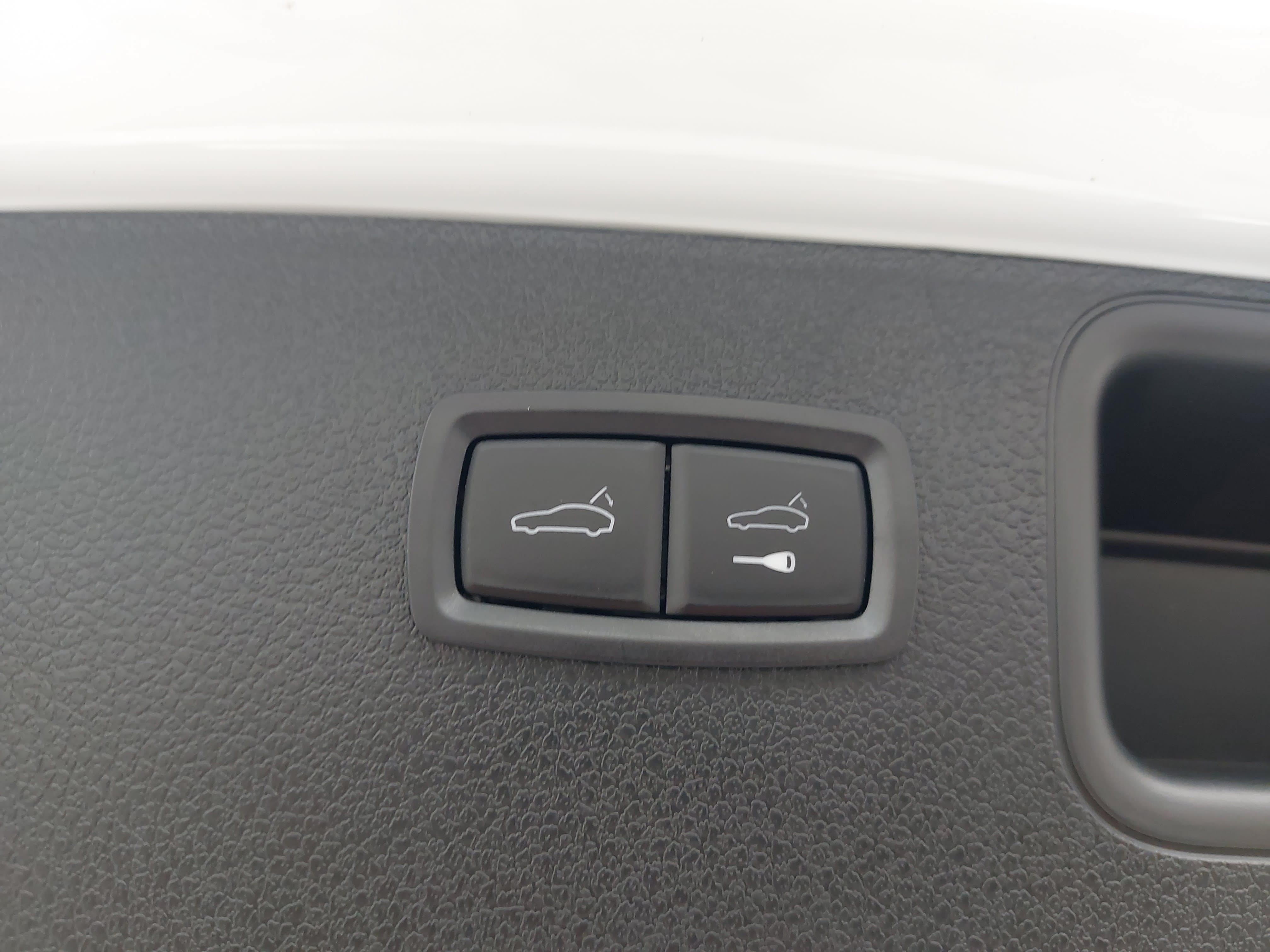 Certified 2025 Porsche Macan AWD/4WD image 15