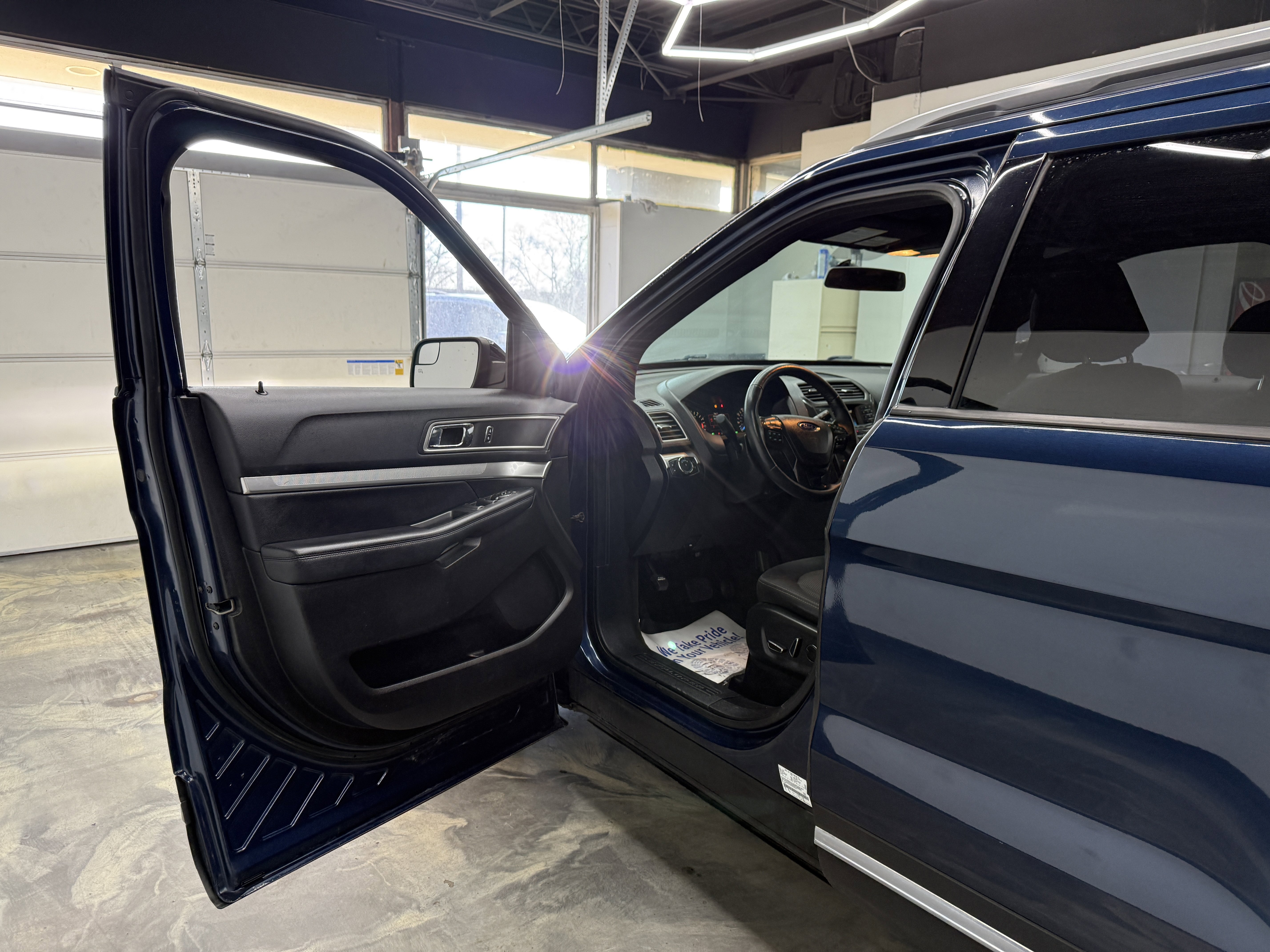 Used 2017 Ford Explorer XLT image 9