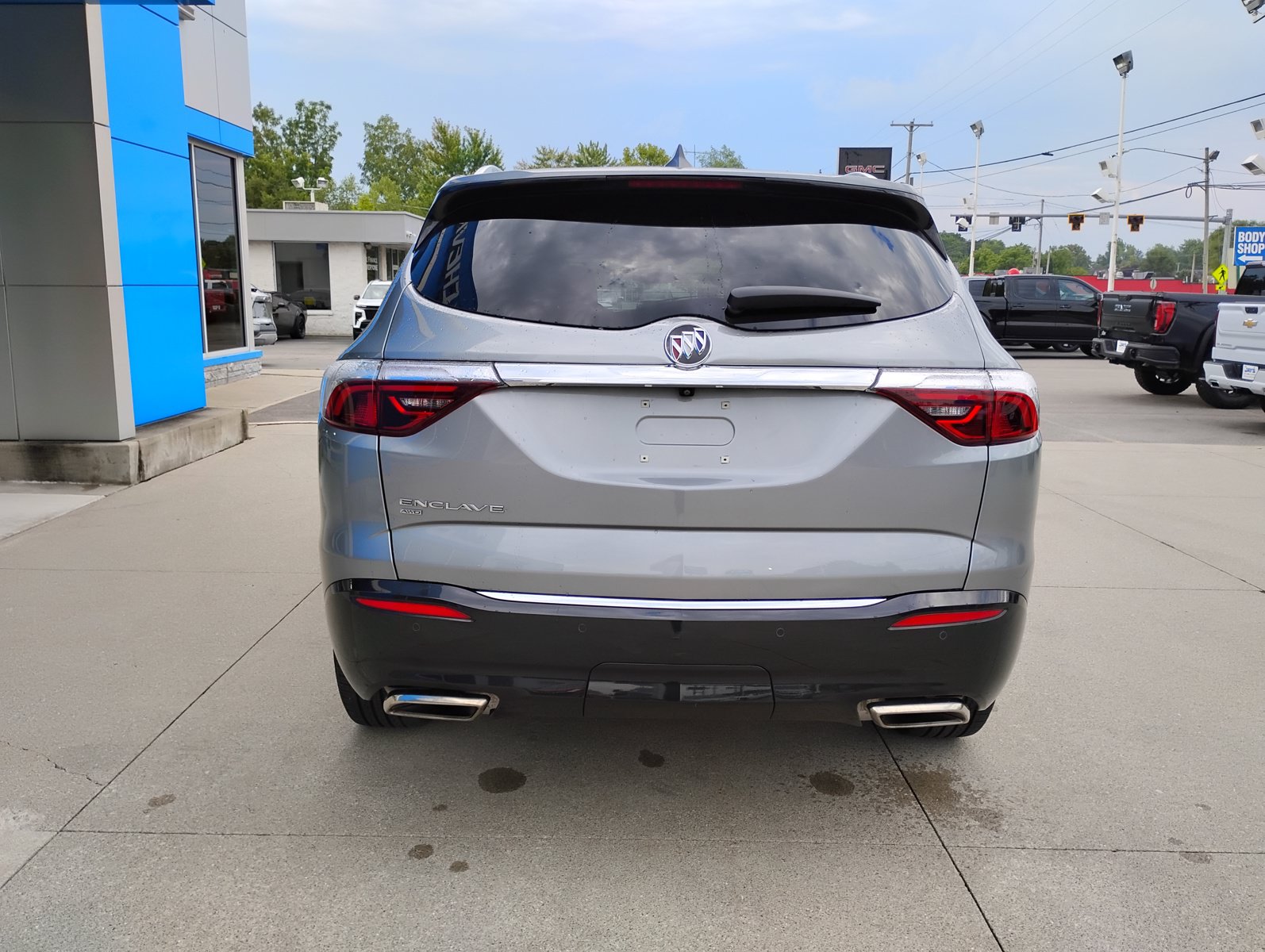 Used 2023 Buick Enclave Essence AWD/4WD image 9