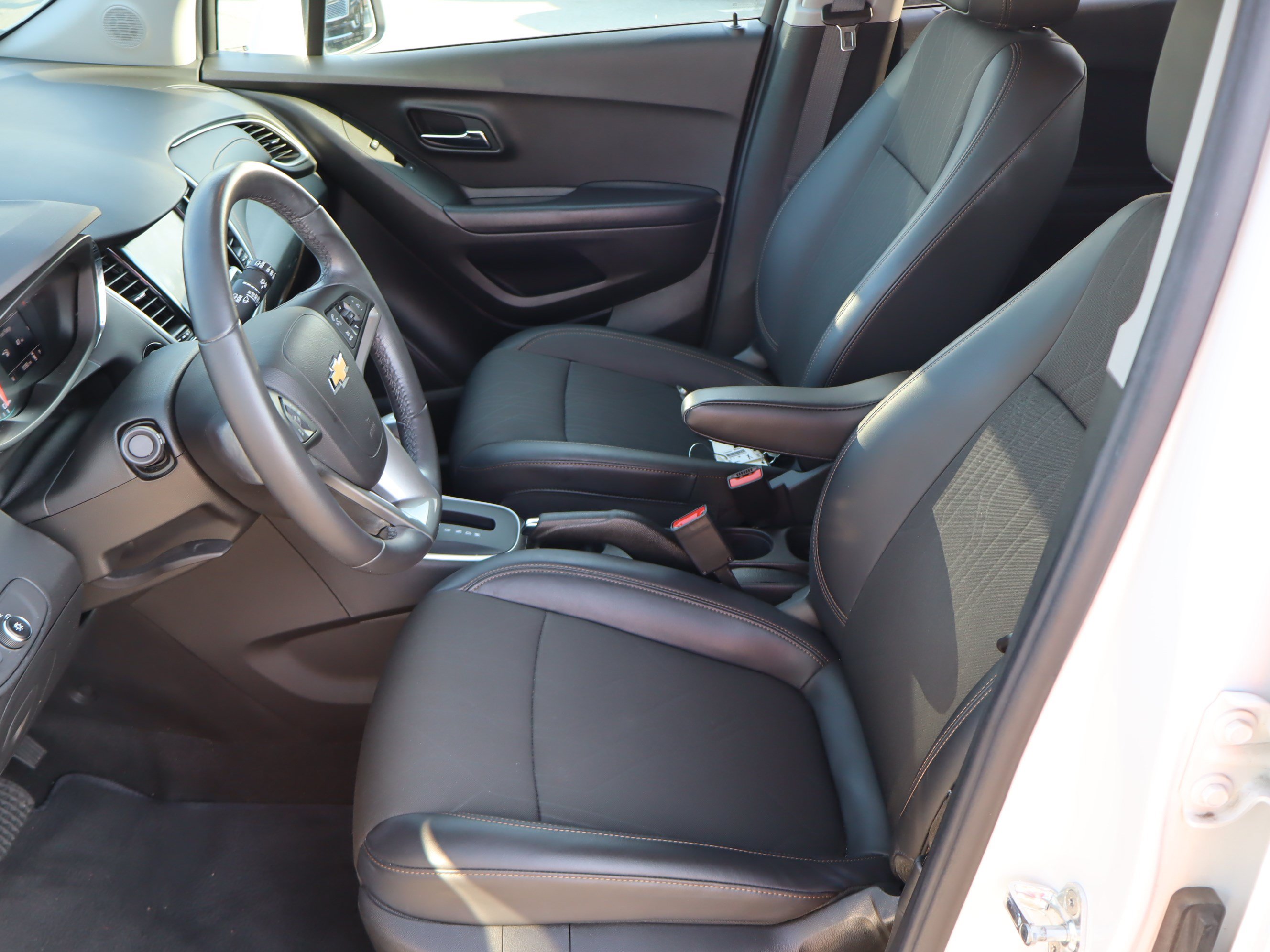 Used 2022 Chevrolet Trax LT w/ LT Convenience Package AWD/4WD image 16