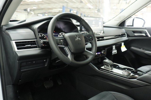 New 2026 Mitsubishi Outlander SE FWD image 5