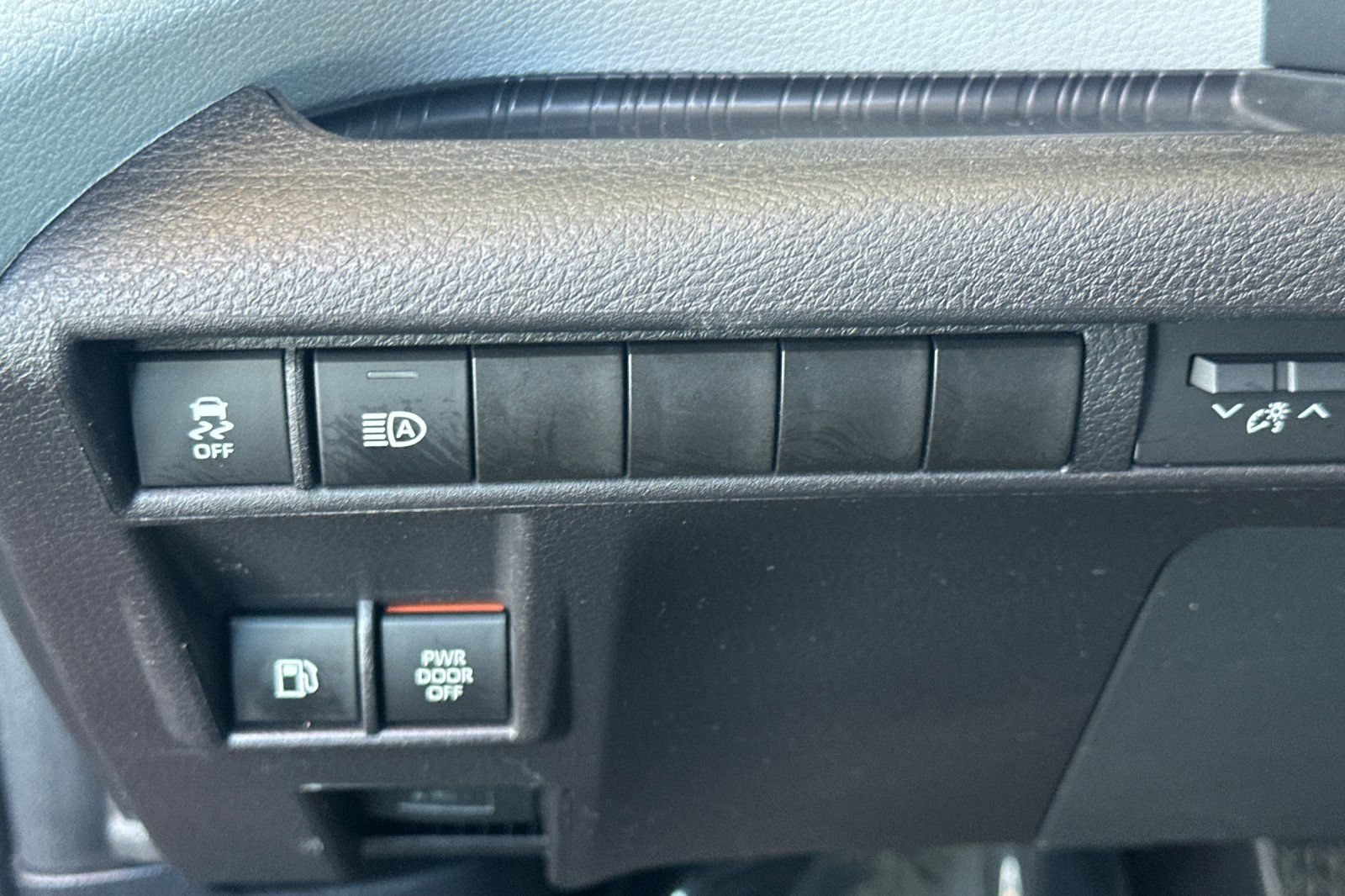 Used 2025 Toyota Sienna XLE FWD image 32