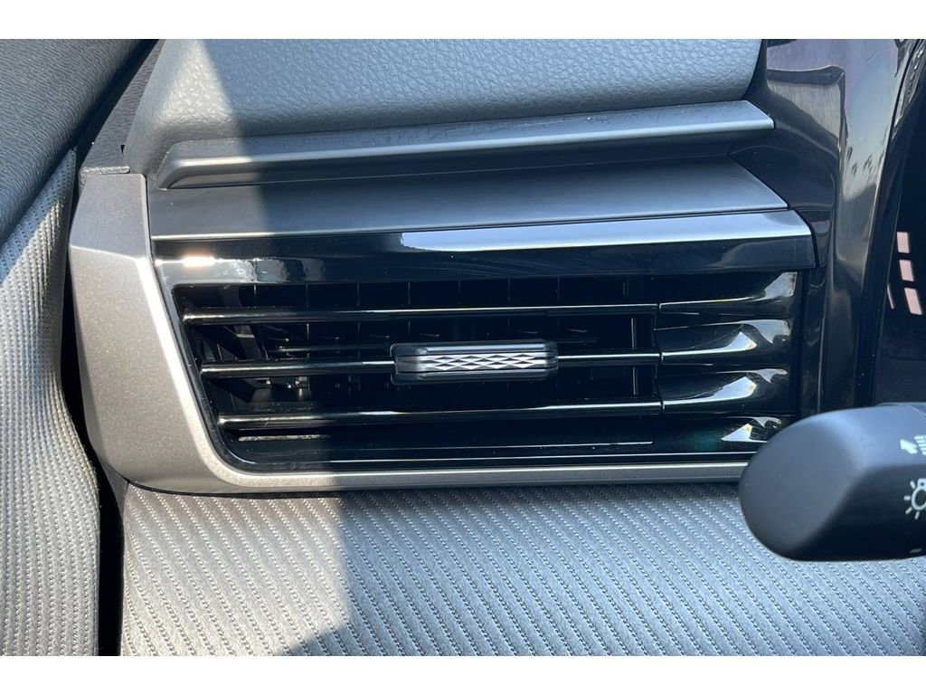 Used 2025 Toyota Camry SE w/ Convenience Package FWD image 28