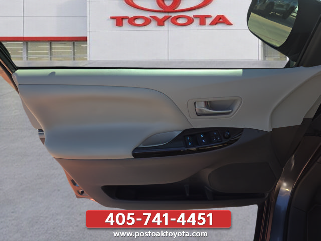 Used 2019 Toyota Sienna XLE w/ XLE Navigation Package FWD image 13