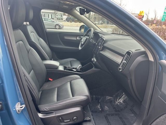 Certified 2025 Volvo XC40 B5 Plus image 15