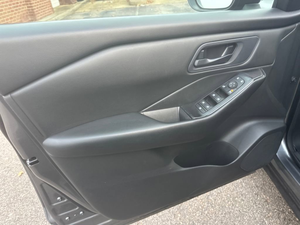 Used 2024 Nissan Rogue S image 5