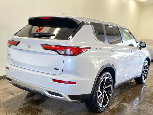 Used 2024 Mitsubishi Outlander SE image 9