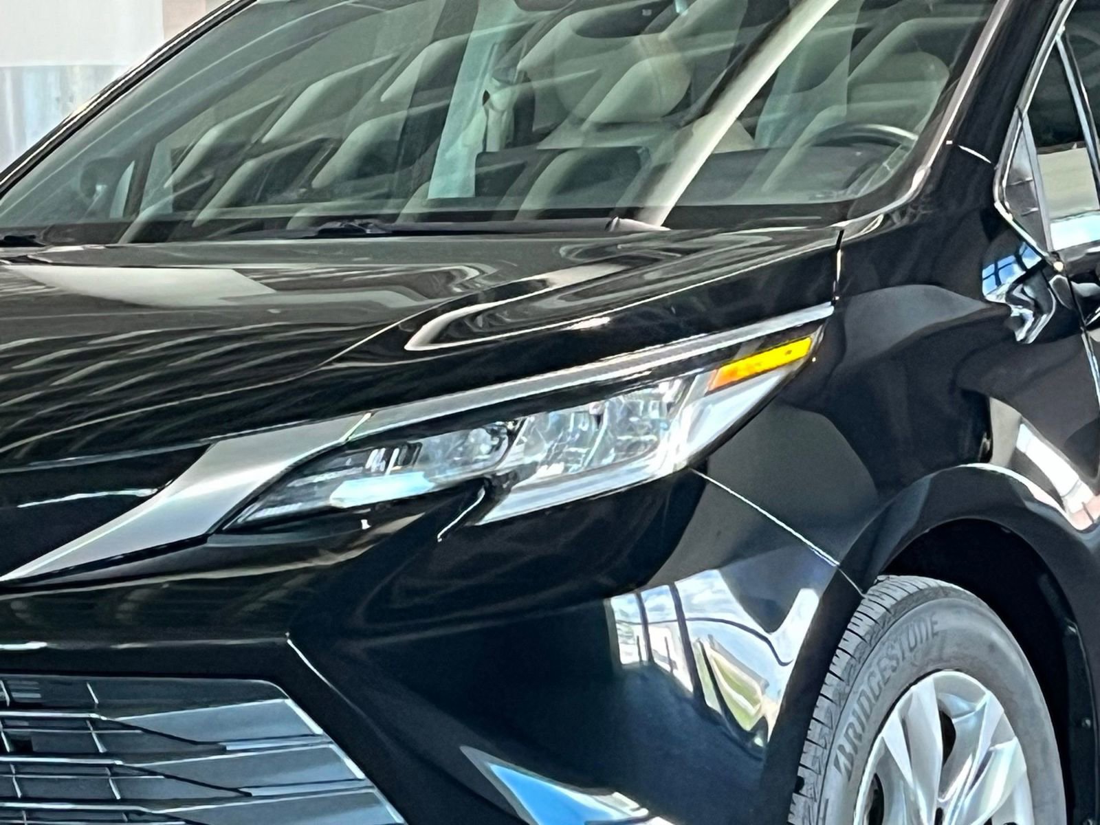 Used 2023 Toyota Sienna Limited FWD image 5