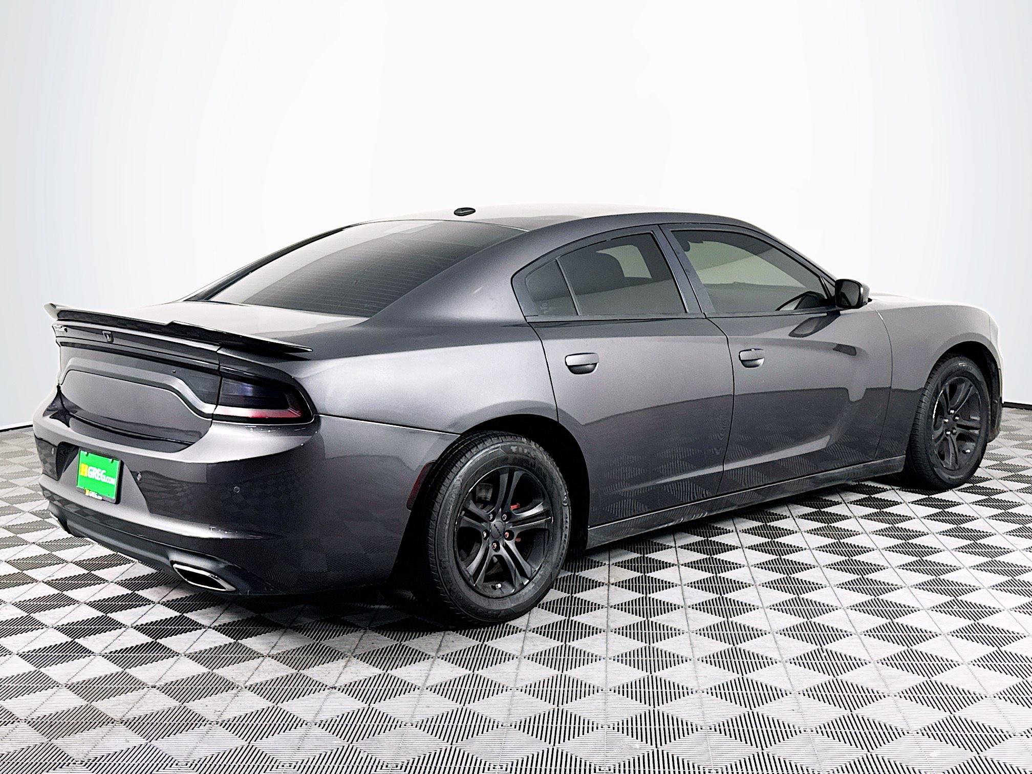 Used 2018 Dodge Charger SXT image 10