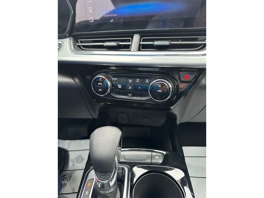 Used 2025 Chevrolet Trax LT FWD image 29