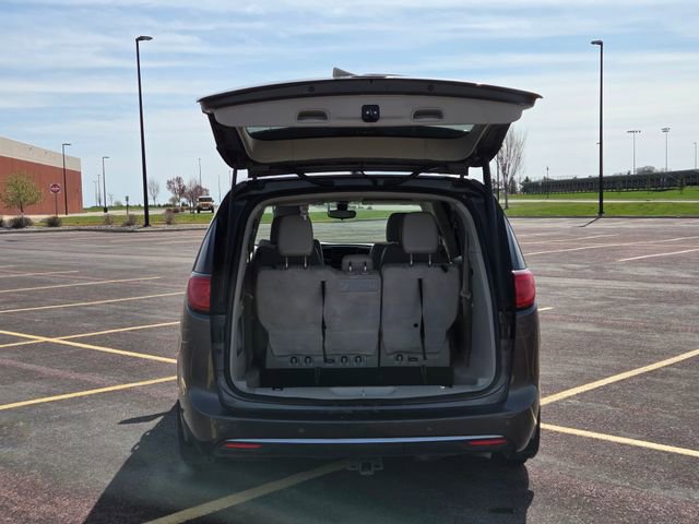Used 2018 Chrysler Pacifica Touring-L FWD image 57