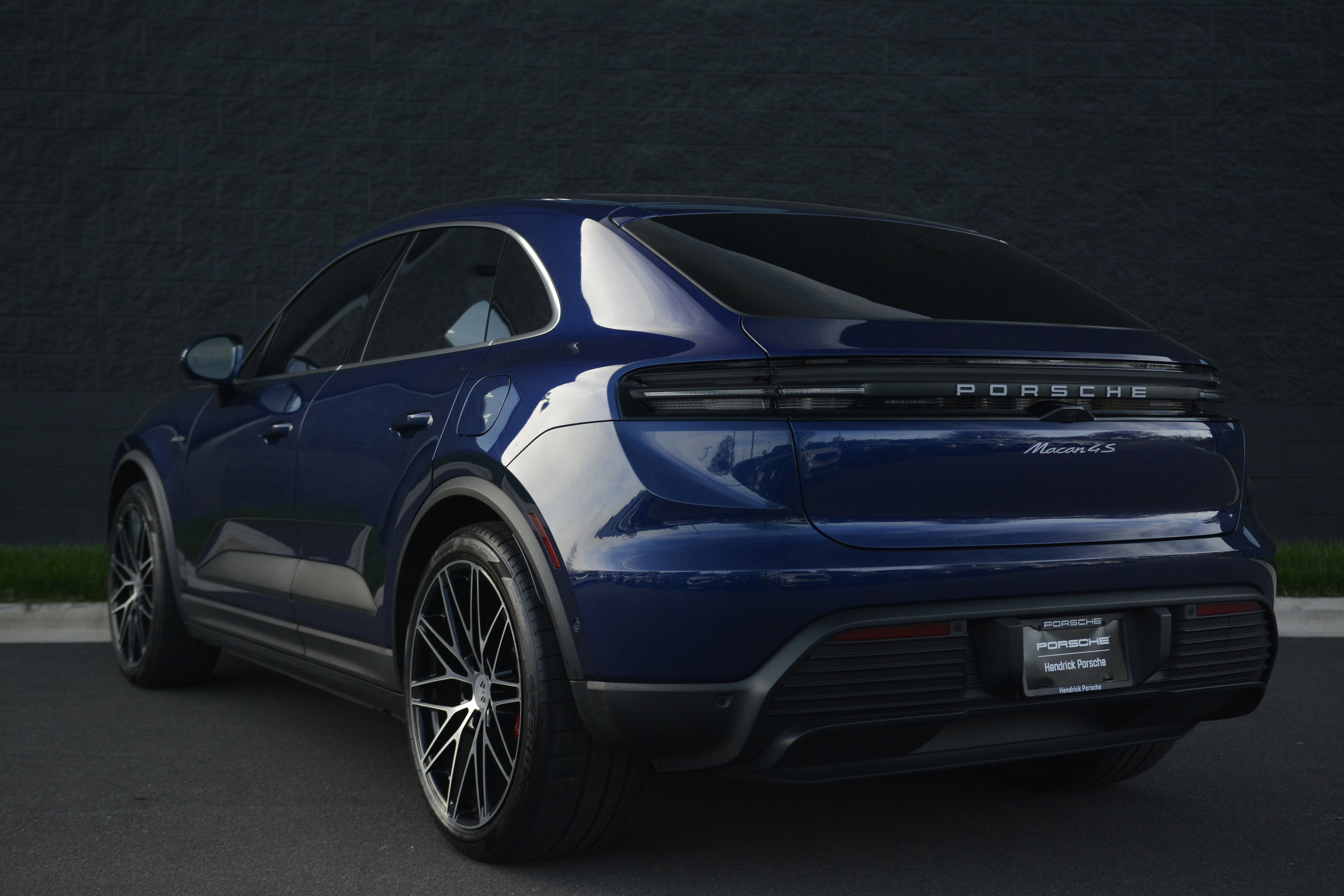 Certified 2025 Porsche Macan 4S Electric image 3