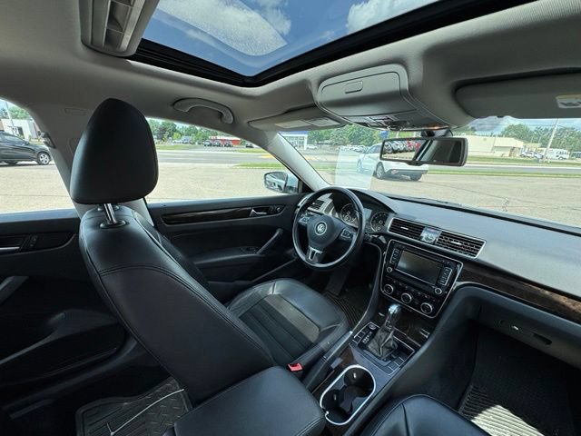 Used 2015 Volkswagen Passat 1.8T SEL Premium FWD image 25