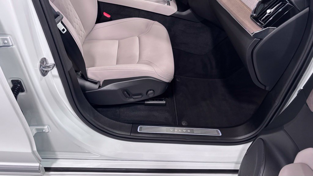 Certified 2026 Volvo XC90 B6 Plus AWD/4WD image 18