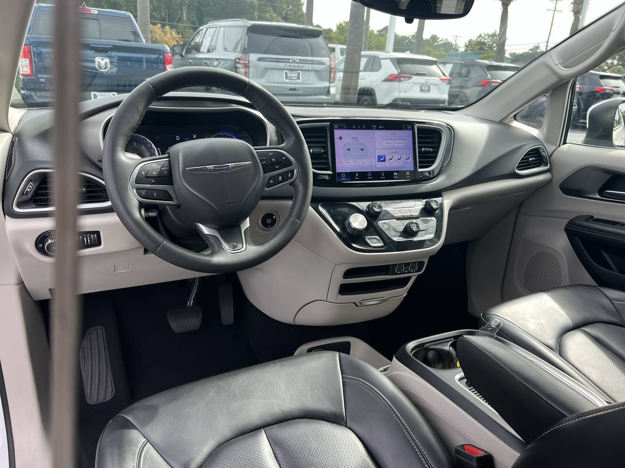 Used 2023 Chrysler Pacifica Touring-L FWD image 30