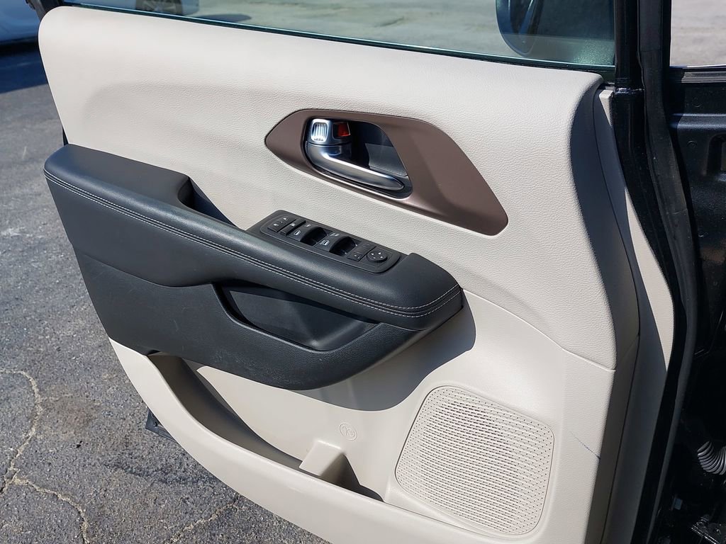Used 2023 Chrysler Voyager LX image 22