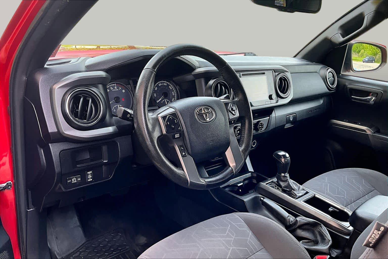 Used 2016 Toyota Tacoma TRD Off-Road w/ Towing Package AWD/4WD image 18