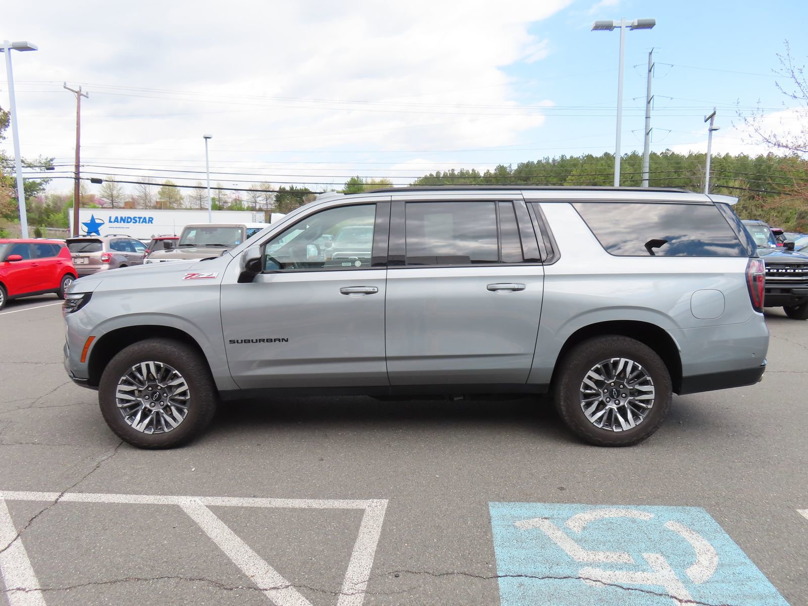Used 2025 Chevrolet Suburban Z71 image 8