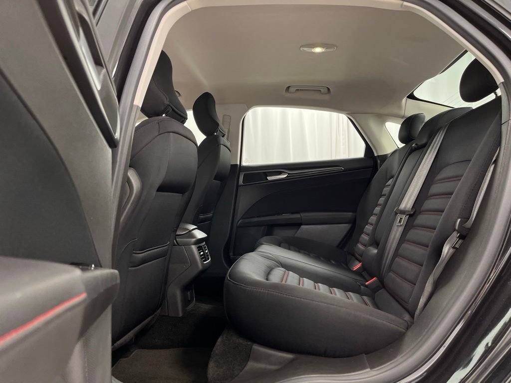 Used 2015 Ford Fusion SE w/ Equipment Group 201A FWD image 18