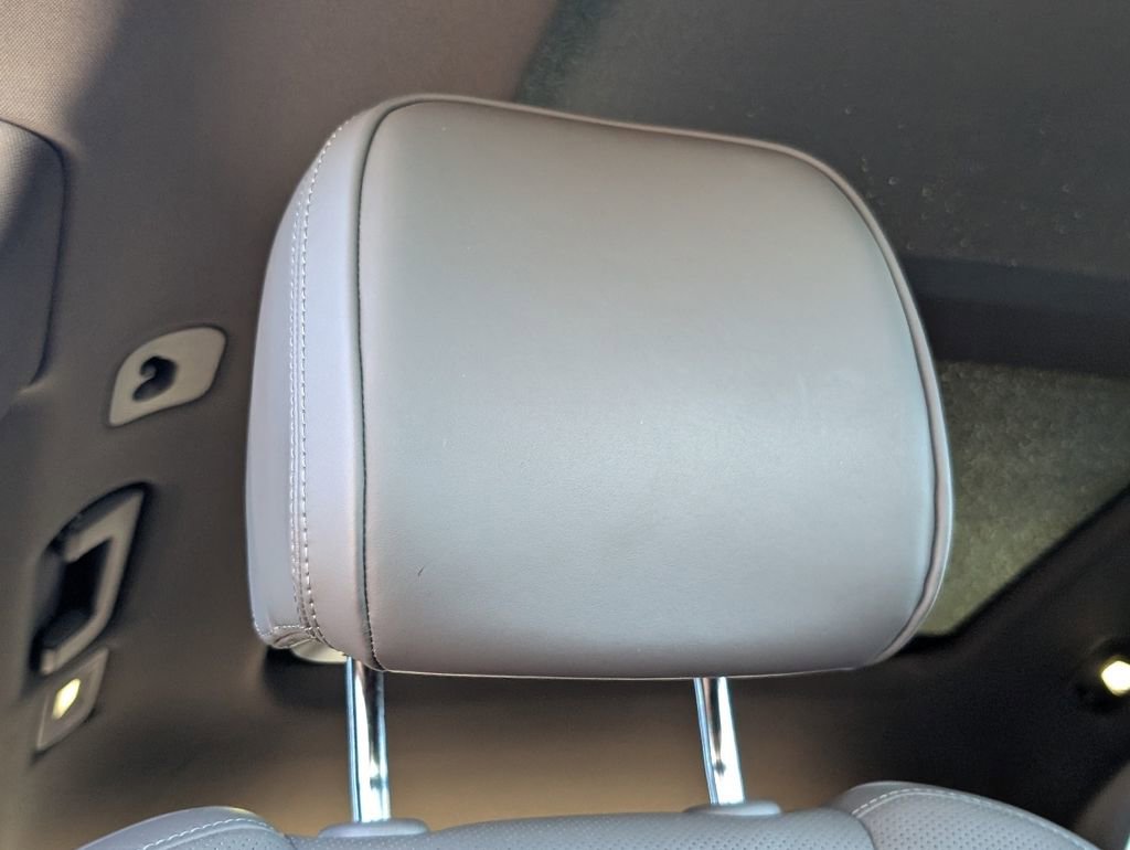 Certified 2024 Porsche Macan image 17