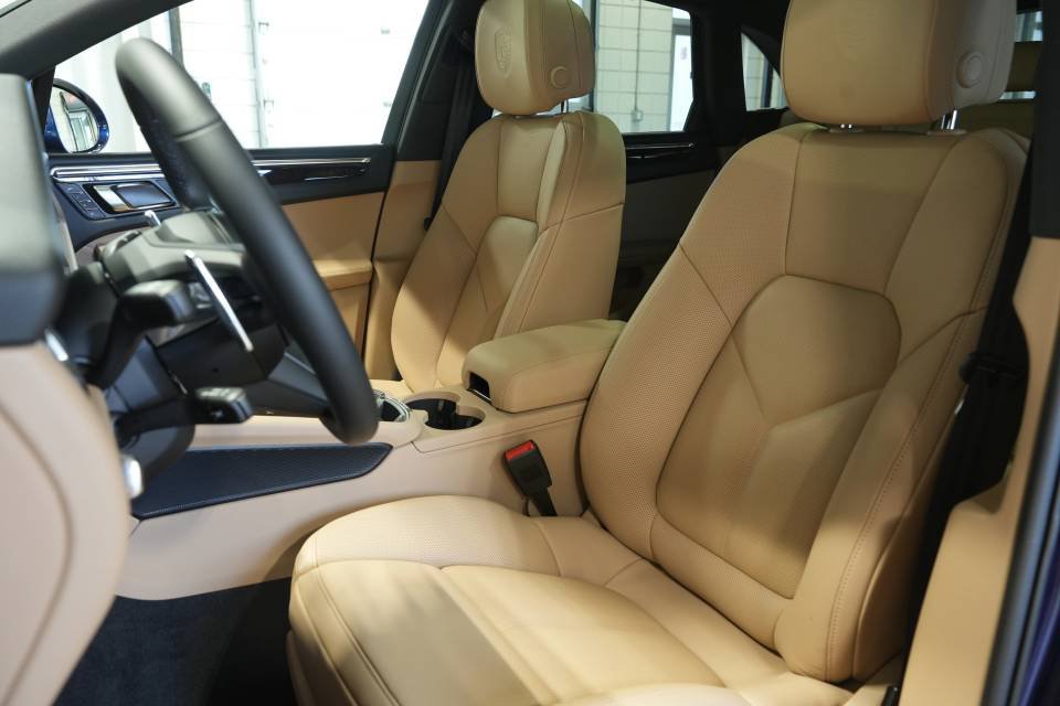 Certified 2026 Porsche Macan AWD/4WD image 5
