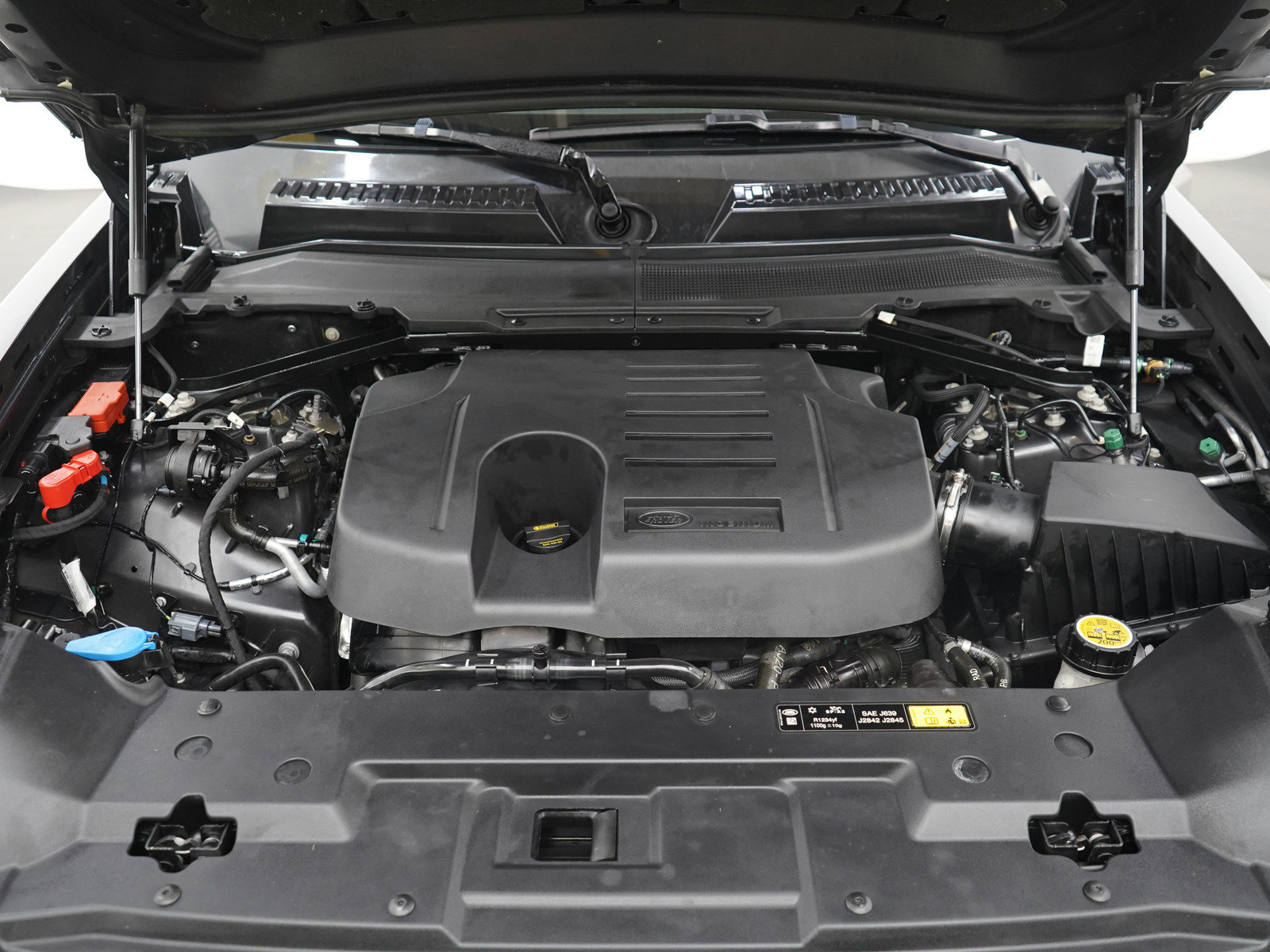 Used 2023 Land Rover Defender 130 First Edition image 32