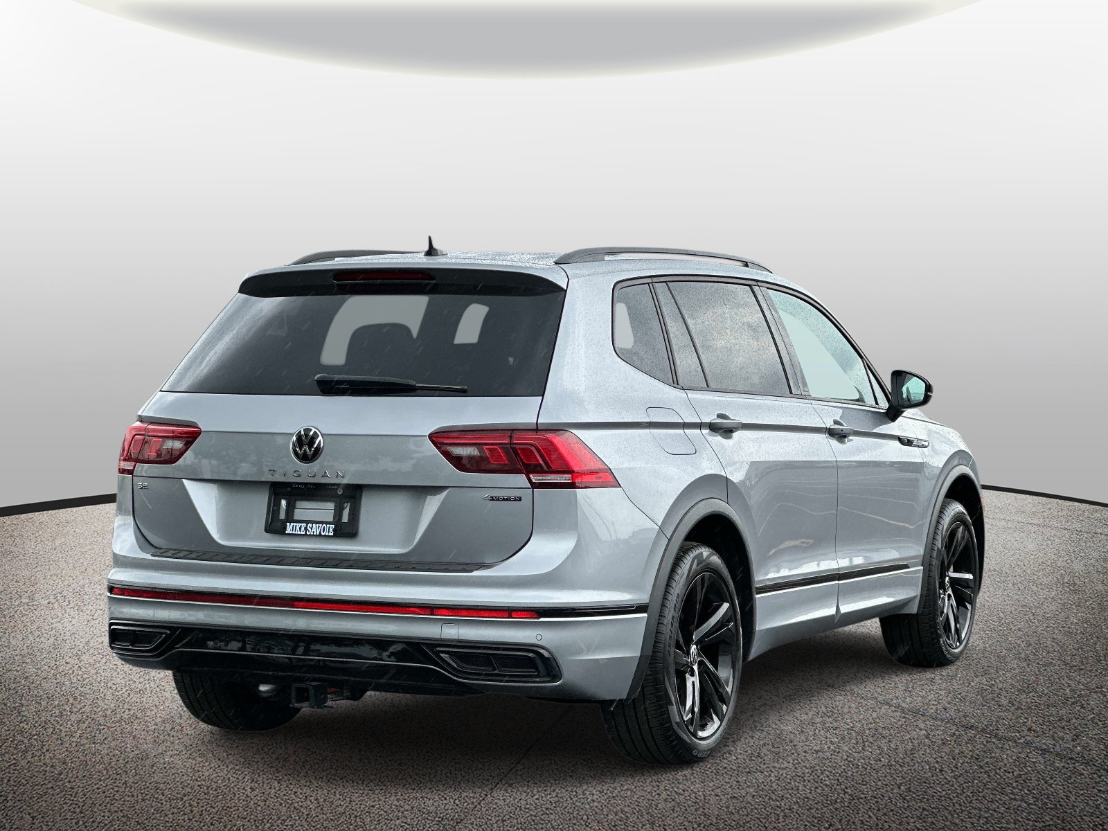 Used 2024 Volkswagen Tiguan SE R-Line AWD/4WD image 4
