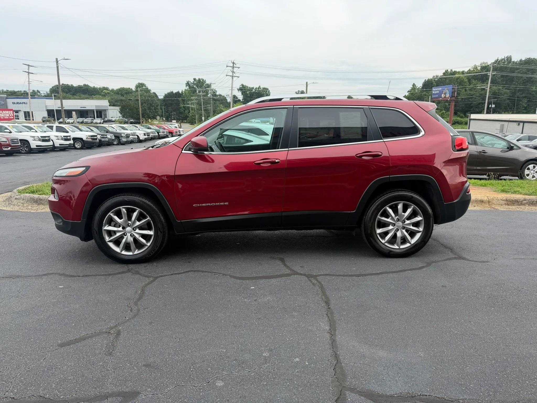 Used 2017 Jeep Cherokee Limited AWD/4WD image 4