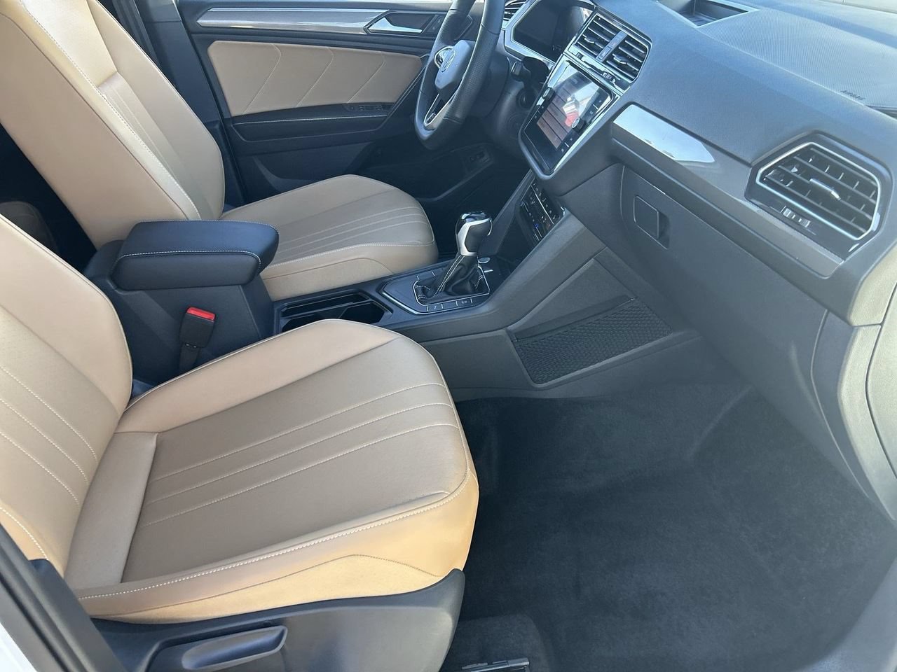 Certified 2024 Volkswagen Tiguan SE R-Line FWD image 9