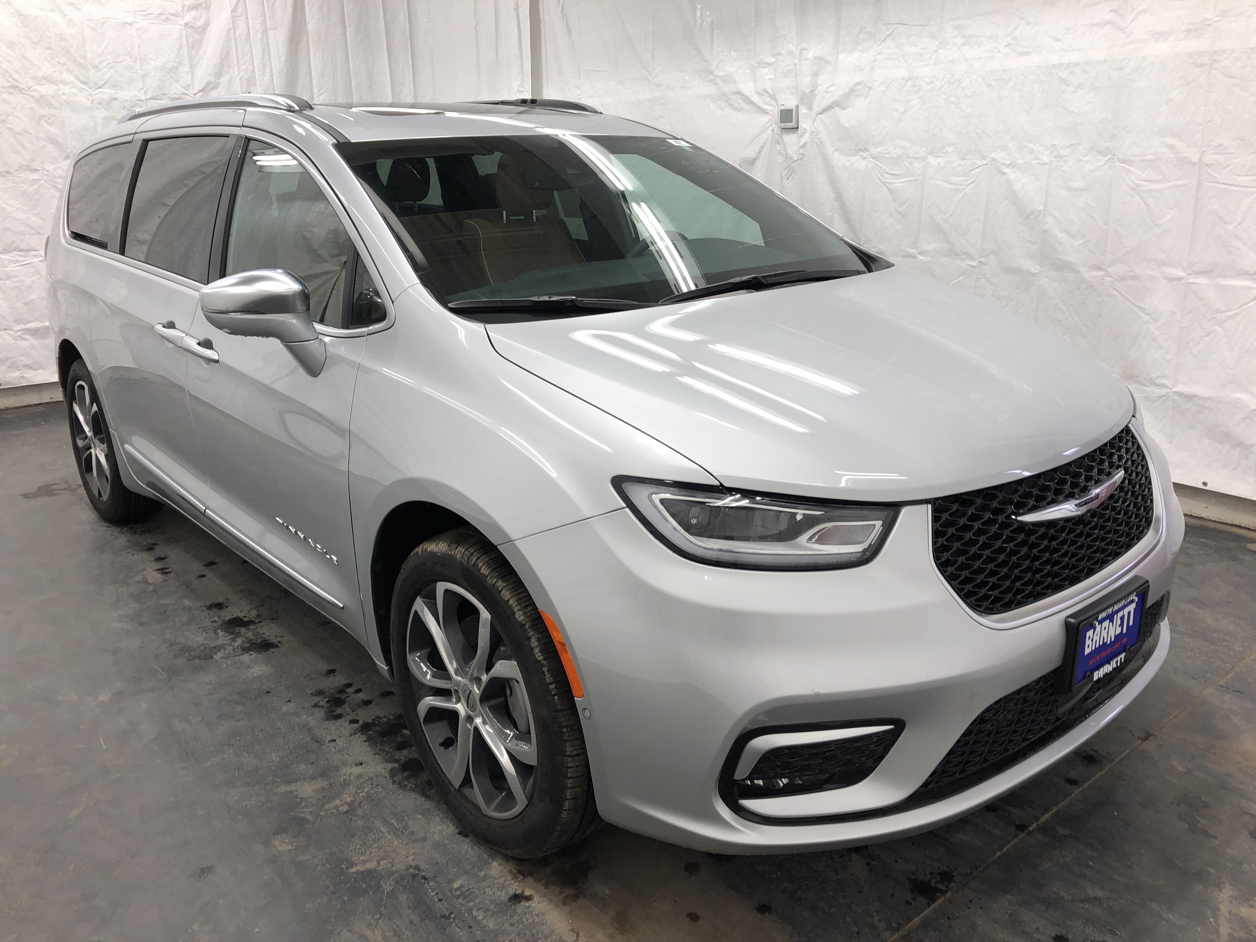Certified 2024 Chrysler Pacifica Pinnacle w/ Trailer Tow Group AWD/4WD image 4