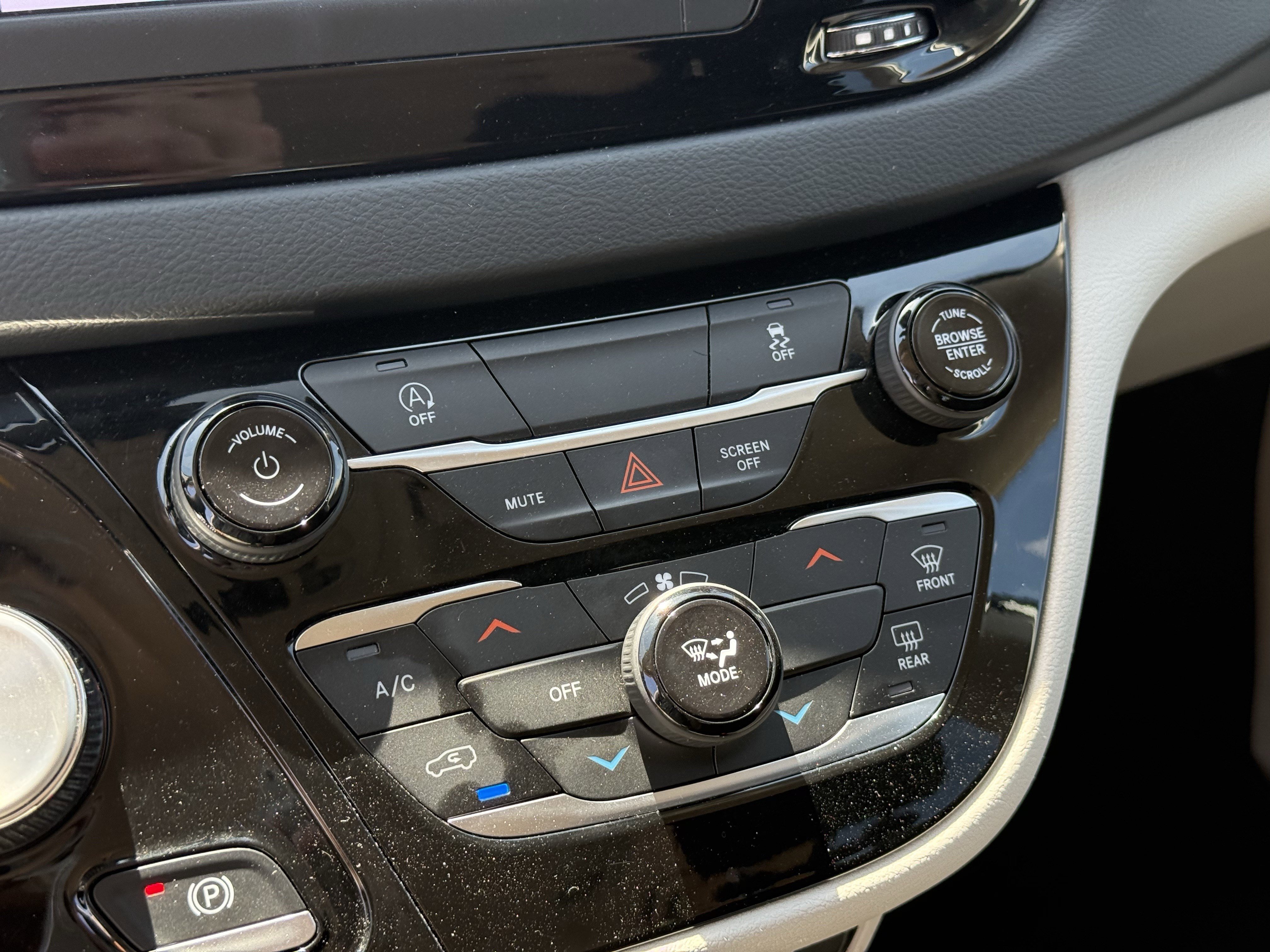 Used 2023 Chrysler Voyager LX image 22