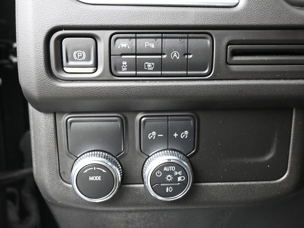 Used 2024 GMC Yukon SLT w/ SLT Luxury Package image 17