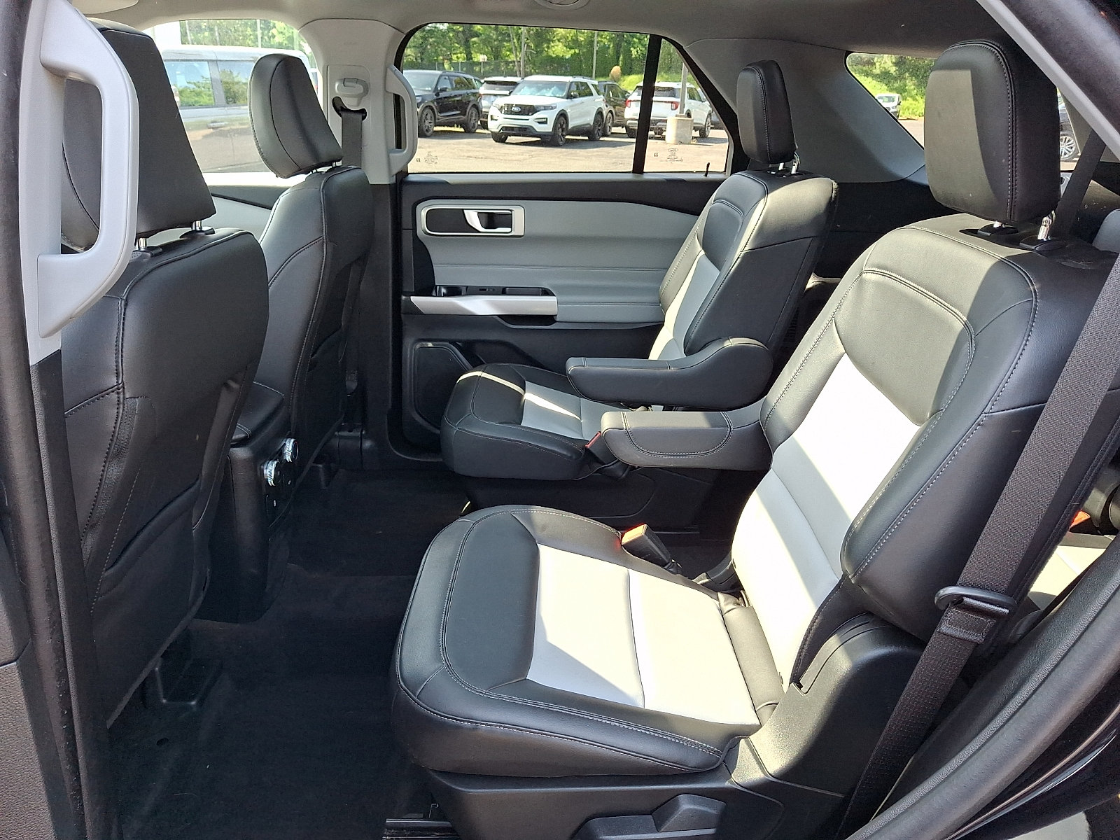 Used 2022 Ford Explorer XLT w/ Equipment Group 202A AWD/4WD image 11